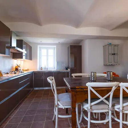 Tesoro, Langhe Barolo Villa *